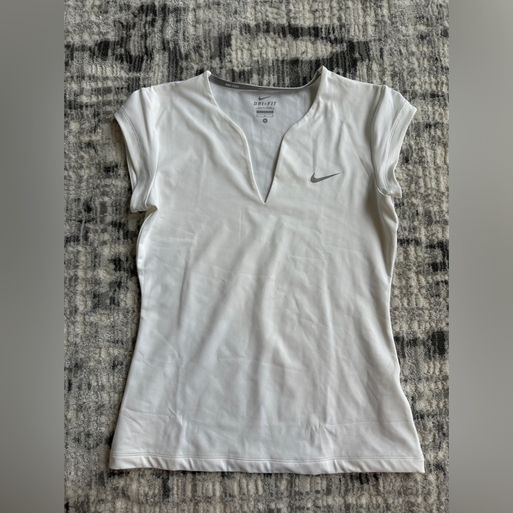 Nike Women's Tennis Shirt. Size Medium.